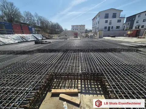 Bewehrte Bodenplatte einer Wohnanlage kurz vor dem Betonieren